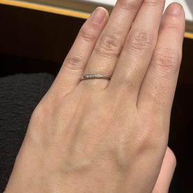 【銀座ダイヤモンドシライシの口コミ】 ダイヤモンドの輝きが綺麗で、指を細く見せることができるためおすすめで…