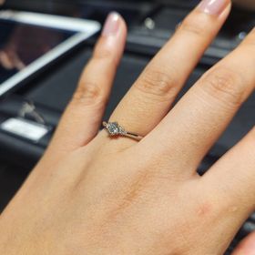 【エクセルコダイヤモンド(EXELCO DIAMOND)の口コミ】 指輪のVのラインが可愛くて試着させてもらいました。ラインが繊細であり、…