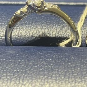 【銀座ダイヤモンドシライシの口コミ】 指輪のデザインがシンプルかつ魅力的です。またダイヤモンドの輝きが非常…