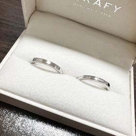 【CRAFY(クラフィ)の口コミ】 指輪のポイントは、プラチナ950とシンプルな鏡面にミルグレイン加工とを入…