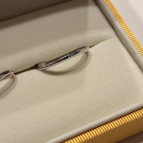 【ケイウノ ブライダル(K.UNO BRIDAL)の口コミ】 シンプルなデザインですが、アクセントとしてラインが入っており、気に入…