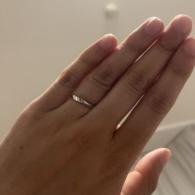 【ラザール ダイヤモンド(LAZARE DIAMOND)の口コミ】 価格はペアで約23万円。
一周すべてがねじれているのが唯一無二感があり、…