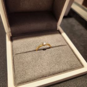 【One&Only(ワンアンドオンリー)】の口コミ 18金のゴールド、つち目柄の枠になります。職人さんが一つ一つ手作りでつ...