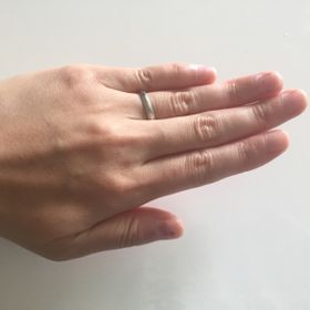 【STAR JEWELRY(スタージュエリー)の口コミ】 指輪の太さは太くもなく細くもなくちょうどいい太さです。

控えめなデザ…