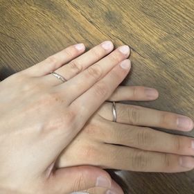 【アイプリモ(I-PRIMO)の口コミ】 ウェーブのデザインが指に合っていて、手が綺麗に見える。
太陽に当たると…