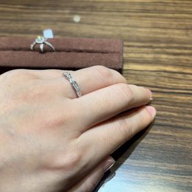 【AMATSU(アマツ)の口コミ】 まず付け心地がとても良く、指にフィットします。
ダイヤも大きめなのでキ…