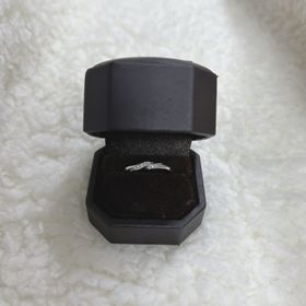 【ギンザタナカブライダル(GINZA TANAKA BRIDAL)】の口コミ シンプルで上品なデザインが特徴で、指先が華奢に見えるだけでなく独特さや...