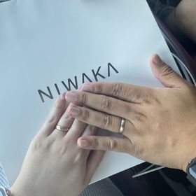 【俄(にわか)の口コミ】 人と被らないデザインです。
杢目模様で、一本に2色の素材が使われており…