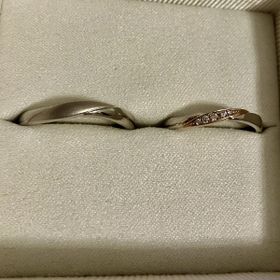 【AMOUR AMULET(アムール・アミュレット)の口コミ】 指輪の候補を選ぶ段階で、ウェーブで少し個性のあるものがいいなと思って…