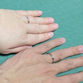 【ROYAL ASSCHER(ロイヤル・アッシャー)の口コミ】 デザインがとても気に入ったのでこちらのものを選びました
サイドにダイヤ…