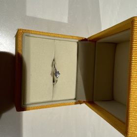 【ケイウノ ブライダル(K.UNO BRIDAL)の口コミ】 義母さんからいただいた指輪のダイヤを使ってセミオーダーで作りました。
…