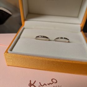 【ケイウノ ブライダル(K.UNO BRIDAL)の口コミ】 指輪の内側にカラーが入っていますが、ピンクとイエローで違いがあるのも…