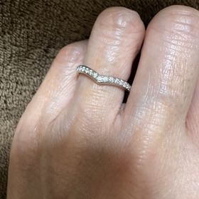 【4℃ BRIDAL(ヨンドシーブライダル)の口コミ】 ディスプレイされているケースの中をじっくり見渡して、パッと見でVカット…