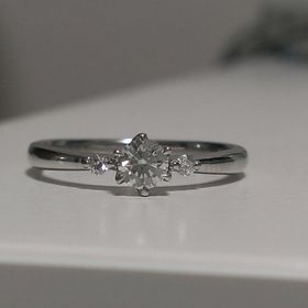 【ラザール ダイヤモンド(LAZARE DIAMOND)の口コミ】 お値段をお安く仕上げて買ったので小粒でもキラキラ光るダイヤモンドがい…
