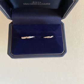 【銀座ダイヤモンドシライシの口コミ】 ウェーブ上にきらめくダイヤが散りばめられており、何十年先も素敵な指輪…