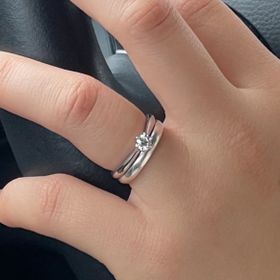 【銀座ダイヤモンドシライシの口コミ】 横から見ると花の形になっています。
リングの高さが低く作られているそう…