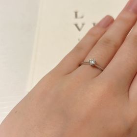 【アイプリモ(I-PRIMO)の口コミ】 指輪のダイヤが綺麗に見えるものかつ指も綺麗に見えるリングを選んでいた…