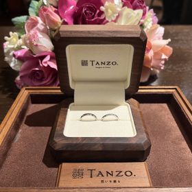 【TANZO.(鍛造指輪)の口コミ】 女性は少し細目のS字型
ダイヤ7石のシンプル、プラチナ素材
とっても可愛…