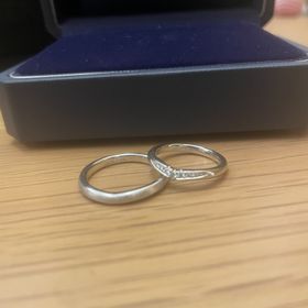 【銀座ダイヤモンドシライシの口コミ】 デザインはシンプルですがV字形しており飽きが来にくいデザインだと思いま…