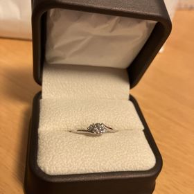 【宝寿堂(ほうじゅどう)の口コミ】 真ん中のダイヤを0.4ctと大きめにしてもらい、より豪華にしたので、見栄え…