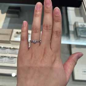 【アイプリモ(I-PRIMO)の口コミ】 とにかくキラキラしている婚約指輪が良いなと思い、試着させていただきま…