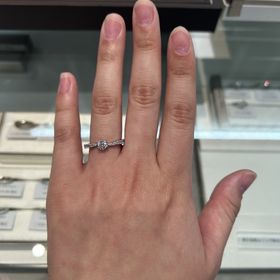 【アイプリモ(I-PRIMO)の口コミ】 ハーフエタニティでデザインが少し斜めになっている婚約指輪を試着させて…