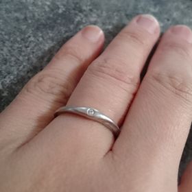 【4℃ BRIDAL(ヨンドシーブライダル)の口コミ】 指が太いので、昔から指輪が似合わずはめていませんでした。結婚指輪は目…