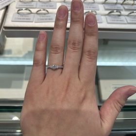 【アイプリモ(I-PRIMO)の口コミ】 婚約指輪といえば、ソリティアタイプが王道なイメージがありましたが、私…