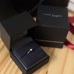 【ラザール ダイヤモンド(LAZARE DIAMOND)の口コミ】 わたしは婚約指輪は結婚後も着用したかったため、シンプルなデザインで探…