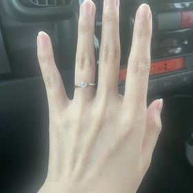 【ジュエリーツツミ(JEWELRY TSUTSUMI)の口コミ】 誰もがイメージするシンプルなデザインの婚約指輪です。
お相手が重ね付け…