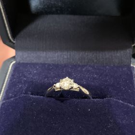 【銀座ダイヤモンドシライシの口コミ】 デザインが上品で、ダイヤモンドの輝きも申し分なく、とても素敵です。横…