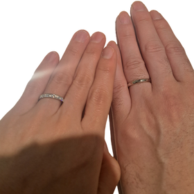 【4℃ BRIDAL(ヨンドシーブライダル)の口コミ】 シンプルですが、幅のあるデザインを選んだので、キラキラ感がとても華や…