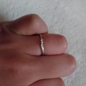 【AFFLUX(アフラックス)の口コミ】 元々、指が太いので、指が細く見えるもの・女性らしいデザインのものを探…