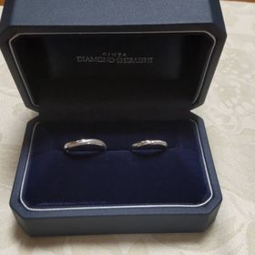 【銀座ダイヤモンドシライシの口コミ】 デザインのシンプルさ緻密さ、ウェーブのさりげなさ色使いに心打たれまし…