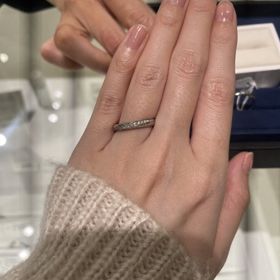 【4℃ BRIDAL(ヨンドシーブライダル)の口コミ】 丸みのあるシルエットに流れるように沿ったダイヤの輝きが魅力的です。
ど…