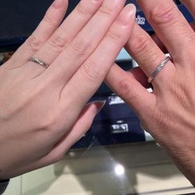 【ROYAL ASSCHER(ロイヤル・アッシャー)】の口コミ ナナメの掘りがありマットなリングに中央のひし形のデザインにダイヤが埋め...