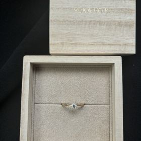 【YUKA HOJO(ユカホウジョウ)の口コミ】 今回は婚約指輪を購入させていただだきました。シンプルなデザインながら…