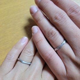 【銀座ダイヤモンドシライシの口コミ】 ゆるいV型で、指がナチュラルに綺麗に見えるところと綺麗なダイヤモンドに…