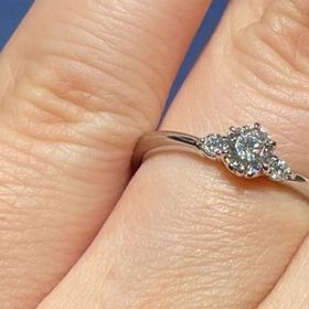 【銀座ダイヤモンドシライシの口コミ】 可愛らしいデザインと、商品名が素敵だったので気に入りました。ゆるやか…