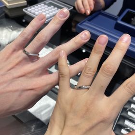【銀座ダイヤモンドシライシの口コミ】 シンプルすぎず、指が細くても似合うウェーブものを選びました。変色しに…