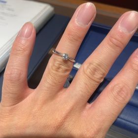 【銀座ダイヤモンドシライシの口コミ】 シンプルなデザインのものをお探しの方向け。
指輪のデザインは、ダイヤに…