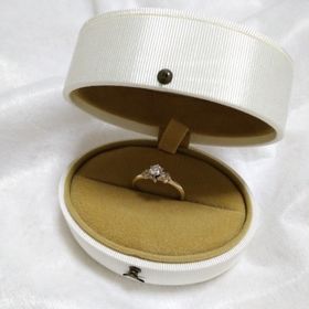 【AbHeri(アベリ)の口コミ】 デザインが細かく、裏にも小さなダイヤが付いていて、最初見たときは驚き…