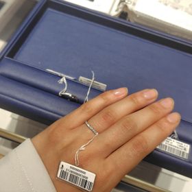 【銀座ダイヤモンドシライシの口コミ】 ダイヤモンドといえば、ダイヤモンドシライシなのかな？と思って、指輪を…