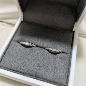 【Foulason(フレゾン)の口コミ】 指輪のデザインはシンプルなストレートではなく、捻りのあるデザインの物…