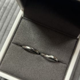 【TOWA(永遠)の口コミ】 ウェーブ系の材質pt950の指輪です。
つけている時の違和感がなく、ダイヤ…