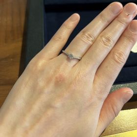 【BIJOUPIKO(ビジュピコ)の口コミ】 中央のダイヤの輝きもVラインに沿った繊細なダイヤもすごく綺麗です。指が…