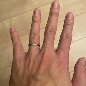 【TOMOE(トモエ)の口コミ】 シンプルで目立ち過ぎないが、ワンポイントデザインがある指輪。今回、来…