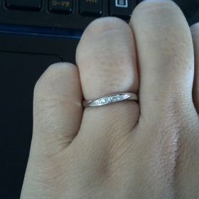 【アンジェリックフォセッテ(Angelique Fossette)の口コミ】 シンプルなプラチナのペアリングを探していました。しかし、直線的なデザ…