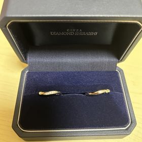 【銀座ダイヤモンドシライシの口コミ】 正面から見ると少し捻れたリングですが、リングを回せばストレートにもな…