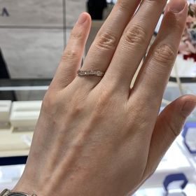 【ヴァンドーム青山(VENDOME AOYAMA)の口コミ】 人と被らない、ウェーブタイプの結婚指輪だと思います。
プラチナ部分には…